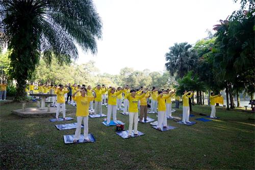 '图8：五月六日，部份马来西亚首都吉隆坡和雪兰莪州的法轮功学员，来到吉隆坡皇后镇公园举行集体炼功'