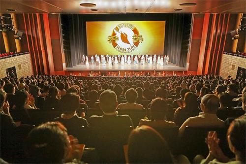 '图3：五月一日晚上，神韵国际艺术团在京都ROHM京都剧院的演出爆满，一票难求。'