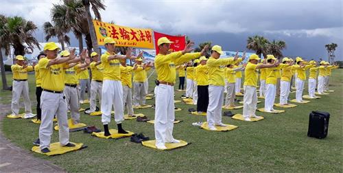 '图2～3：二零一八年五月六日，法轮功学员在七星潭海边展示功法，传播法轮大法的美好。'
