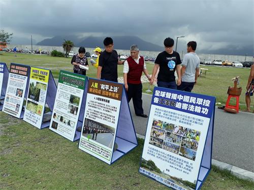 '图4～5：二零一八年五月六日，法轮功学员在七星潭海边设真相点向游客传播真相，许多民众驻足了解真相。'