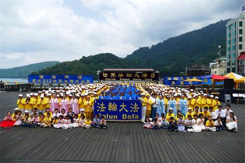 '图1：来自台湾中部的法轮功学员祝贺师尊生日快乐。'