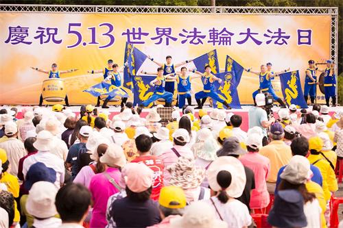'图3：新唐人旗鼓队带来震撼人心的表演。'