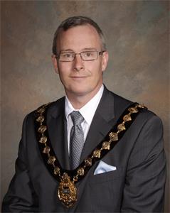 图11：安省奥沙华（Oshawa）市长约翰亨利（John