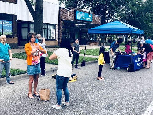 明尼阿波利斯市“开放街道日”活动上，民众当场学炼法轮功