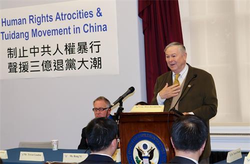 '图3:二零一八年五月九日,在美国国会举办的“声援三亿中国人三退”研讨会上,罗拉巴克众议员赞赏退党义工和三退(退出中共党团队)民众的勇气。'