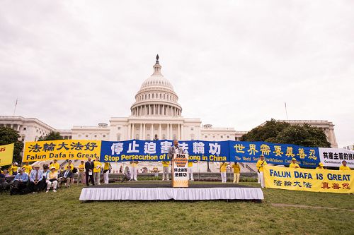 图1:法轮功学员美国首都集会,呼吁制止中共对法轮功长达十九年的迫害