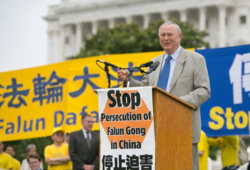 图3：国会外交事务委员会资深成员达纳·罗拉巴克（Dana Rohrabacher）