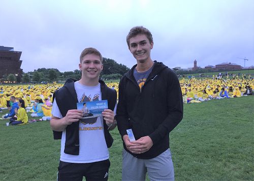 图:Hunter Bergman和Zaine Gallagher 是来自内布拉斯加州诺福克市东北社区学院的学生。(摄影:英梓/明慧)