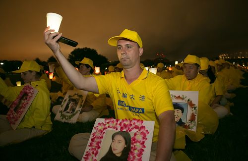 六月二十二日傍晚,近三千名法轮功学员在美国首都华盛顿纪念碑下举行烛光守夜活动,悼念在中国被迫害致死的法轮功学员。