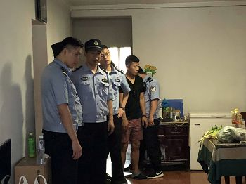北京警察在张秋莎家中抄家