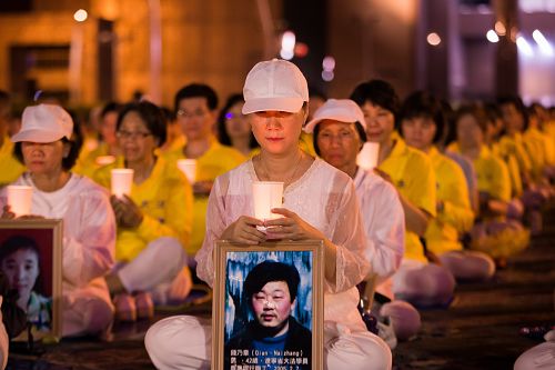 图1~3:法轮功学员在台北市政府广场前举办反迫害十九周年烛光悼念活动。