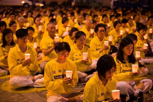 图4~5:走过风雨十九年,法轮功学员用一盏盏烛光,守护真、善、忍的光芒。