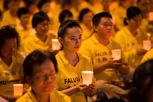 图12:李慧如(中)希望能有更多人支持真、善、忍这普世价值的精神。