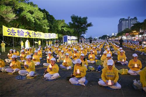 '图1～2：南台湾逾千名法轮功学员在在台南周末影城附近人潮往来密集的平实公园周边，举办反迫害十九周年烛光悼念活动。'