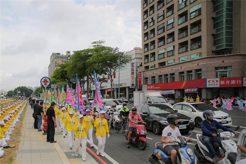 '图3～4：尽管下着倾盆大雨，南台湾六县市一千多位法轮功学员，风雨无阻，透过功法长城、小型巡回游行，展现大法美好。'