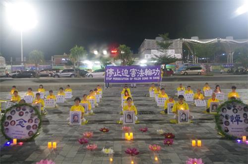'图1：法轮功学员在花莲火车站广场前举办反迫害十九周年烛光悼念活动。'
