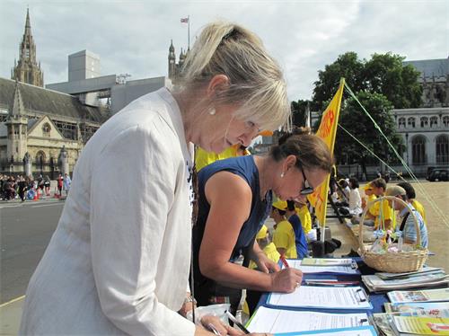 '图10：两位英格兰女士签字支持法轮功学员反迫害'