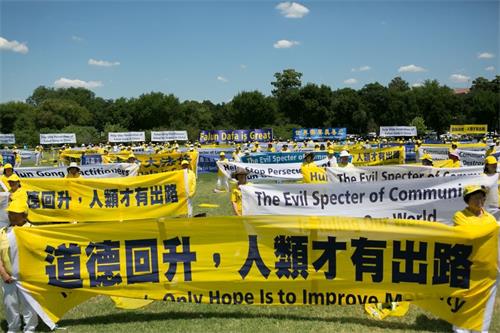 '图1~3:法轮功学员及支持者在美国首都华盛顿纪念碑集会,呼吁国际社会制止中共对法轮功长达十九年的残酷迫害。'