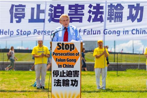 '图6:宗教自由大联盟(Religious?Freedom?Coalition?)主席威廉·莫里(William?Murray)'