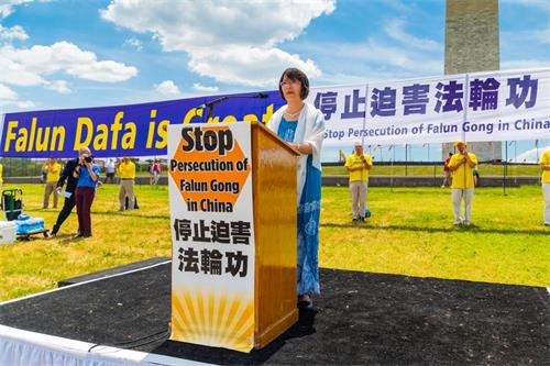 '图9:法轮功学员张玉华博士在集会上呼吁营救她的丈夫、被中共非法关押的南京法轮功学员马振宇'