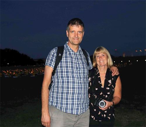 '图8：来自丹麦的莫顿和泰妮特夫妇在烛光夜悼现场拍下了来华盛顿旅游的第一张照片。'