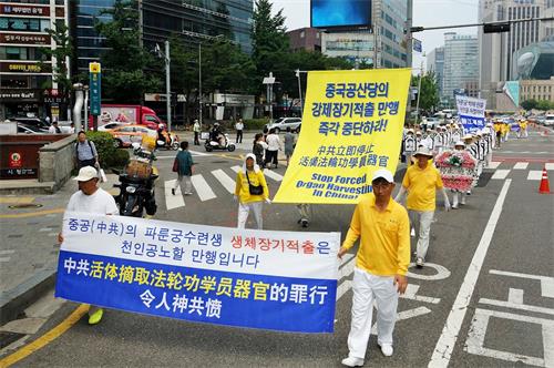 '图4～10：2018年7月20日，韩国法轮功学员在首尔市中心举行游行。'