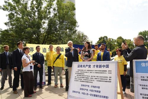 '图1~7:波兰法轮功学员及支持者在华沙议会大楼前举行集会活动'
