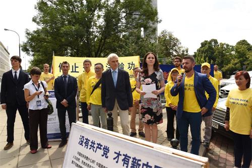 '图9:波兰法轮大法佛学会负责人Kowalski先生在集会上发言'