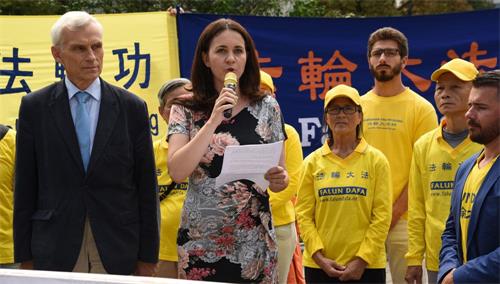 '图10:波兰议会议员Kornelia?Wroblewska女士(中)在集会上发言,左为波兰议会议员、前华沙市市长Marcin?Swiecicki先生'