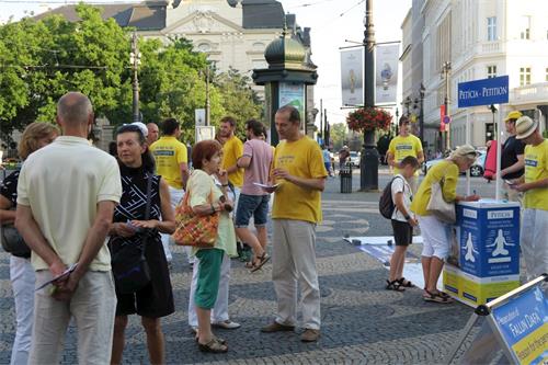 '图1：反迫害十九周年，布拉提斯拉瓦的赫维兹多斯拉夫广场上，举办信息日活动，让民众了解法轮功的真相。'