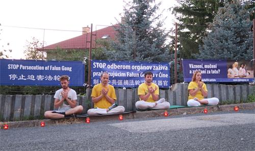 '图3：二零一八年七月十九日，法轮功学员在中共驻布拉提斯拉瓦大使馆门前展开十二小时接力和平请愿活动，呼吁制止迫害。'
