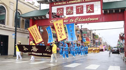 法轮功游行队伍穿过中国城中心的地标式牌楼