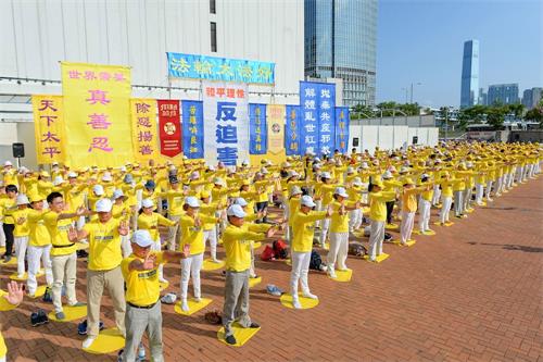 '图1～3：香港法轮功学员七月二十二日周日在中环爱丁堡广场举行法轮功反迫害十九周年集会。'