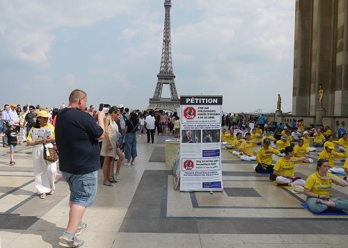图1～2：反迫害十九周年，二零一八年七月二十二日下午，法国法轮功学员在巴黎人权广场举行了大型的炼功、讲真相活动。