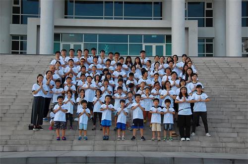 '图1：参加台湾明慧夏令营的法轮大法小弟子与青年法轮功学员。'