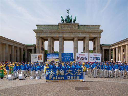 '图1：二零一八年七月二十一日，法轮功学员在德国首都柏林举行了盛大游行和集会，谴责中共对法轮功长达十九年的残酷迫害。图为勃兰登堡门。'