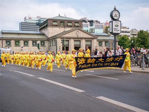 '图2～7：法轮功学员在德国首都柏林举行盛大游行'