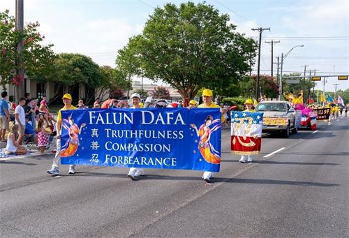 '图1～2：达拉斯地区法轮功学员参加一年一度的布兰诺市独立日大游行。'