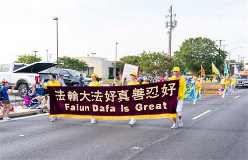 '图3：法轮功学员参加布兰诺市独立日大游行，展示各式横幅。'