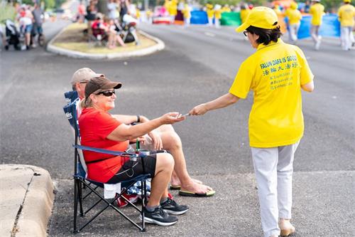 '图5～6：法轮功学员参加布兰诺市独立日大游行，向沿途观众发放资料。'