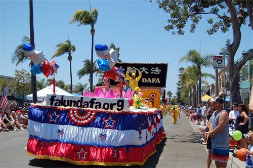 '图1～3：圣地亚哥法轮功学员参加当地最大的游行——科罗纳多（Coronado）独立日国庆游行。'
