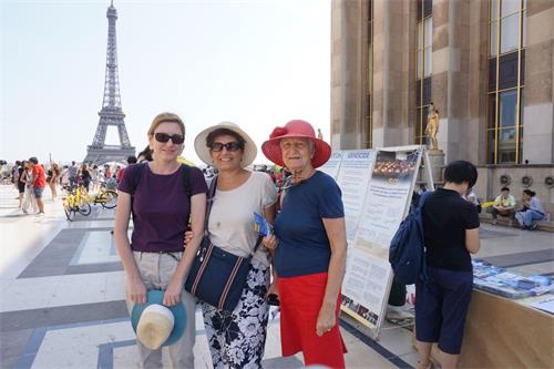 '图10：这三位女士是来自意大利的游客。Marta是位律师（左一），Antonietta?Coca是位数学教师（右一），中间的Ramon?Respaldo?经济学者。'