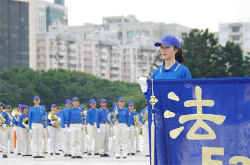 '图:宗宁(右)所参与的天国乐团,经常到世界各地的庆典与表演活动。'