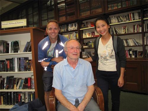 '图3：二零一八年八月十八日，温布尔登图书馆法轮功义务教功班炼功结束后，法轮功学员温迪（Wendy，右）、斯科特（Scott，左）和阿尔贝托（Alberto，中）切磋交流炼功体会。'