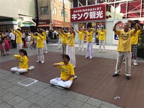 '图：二零一八年八月五日下午，法轮功学员们在“第五十五届大四日市庆祝活动”上演示了法轮功的五套功法。'