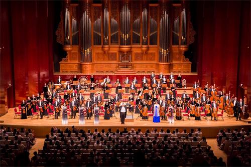 '图12：九月十三日晚，神韵交响乐团于台北国家音乐厅首演，指挥米兰·