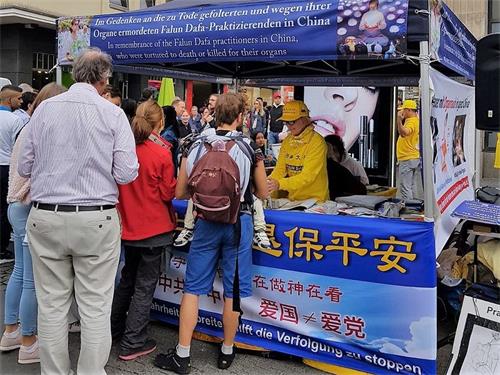 '图1:法轮功学员在杜塞尔多夫的市中心设立了真相点'