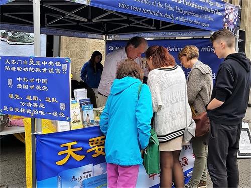 '图2:人们为支持法轮功反迫害签名'