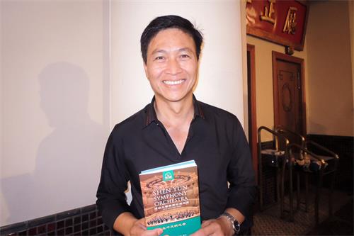 图1:越南电影导演Nguyen Quoc Tuan赞扬神韵有很强的能量,包括一种连接上天的感动。