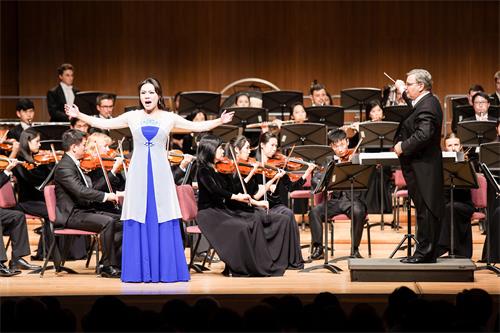 图5:二零一八年九月十九日晚,神韵交响乐团于台北中山堂举行演出。图为女高音歌唱家耿皓蓝正在演唱。